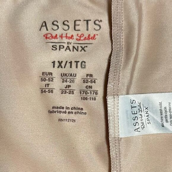 ASSETS by SPANX- Red Hot Label- Luxe & Lean Scalloped High-Waist Girl Short, 1X - Picture 5 of 7